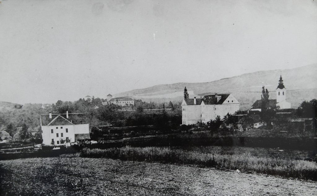 Naša šola (levo), samostan in ozadju Grmski grad